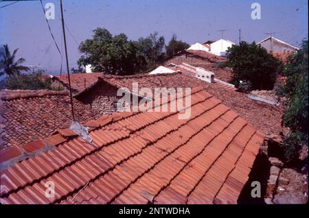 Toits à tuiles rouges, collines de Chamundi, Mysore, Karnataka, Inde. Banque D'Images