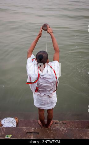 Un homme qui prie, dans les ghats du Gange, Varanasi, Uttar Pradesh, Inde. Banque D'Images