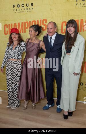 New York, États-Unis. 27th févr. 2023. Woody Harrelson, sa femme Laura Louie (2L ans) et sa famille assistent à la première des « champions » au AMC Lincoln Square Theatre de New York. Crédit : SOPA Images Limited/Alamy Live News Banque D'Images