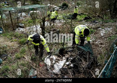 Des équipes de police de recherche à Roedale Valley Allotments, Brighton, où une opération de recherche urgente est en cours pour trouver le bébé disparu de Constance Marten, qui n'a pas eu de soins médicaux depuis sa naissance début janvier. Mme Marten et son partenaire Mark Gordon sont en garde à vue après avoir été arrêtés à Brighton. La paire voyageait en taxi dans le Royaume-Uni depuis que sa voiture a été trouvée en feu sur le M61 à Bolton, dans le Grand Manchester, sur 5 janvier. Date de la photo: Mardi 28 février 2023. Banque D'Images