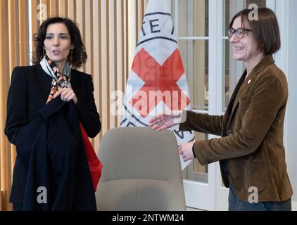 Genève, Suisse, 28 février 2023. Le ministre des Affaires étrangères Hadja Lahbib rencontre et Mirjana Spoljaric, présidente du Comité international de la Croix-Rouge (CICR) lors de la session 52nd du Conseil des droits de l'homme des Nations Unies, à Genève, en Suisse, le mardi 28 février 2023. BELGA PHOTO BENOIT DOPPAGNE Banque D'Images