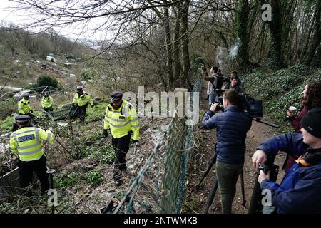 Des équipes de police de recherche à Roedale Valley Allotments, Brighton, où une opération de recherche urgente est en cours pour trouver le bébé disparu de Constance Marten, qui n'a pas eu de soins médicaux depuis sa naissance début janvier. Mme Marten et son partenaire Mark Gordon sont en garde à vue après avoir été arrêtés à Brighton. La paire voyageait en taxi dans le Royaume-Uni depuis que sa voiture a été trouvée en feu sur le M61 à Bolton, dans le Grand Manchester, sur 5 janvier. Date de la photo: Mardi 28 février 2023. Banque D'Images