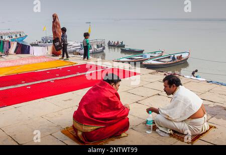 Scène de rue, à Dasaswamedh Ghat, Gange, Varanasi, Uttar Pradesh, Inde. Banque D'Images