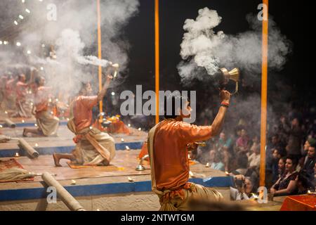 Chaque nuit, toutes les nuits sur puja Dashaswamedh Ghat, Varanasi, Uttar Pradesh, Inde Banque D'Images