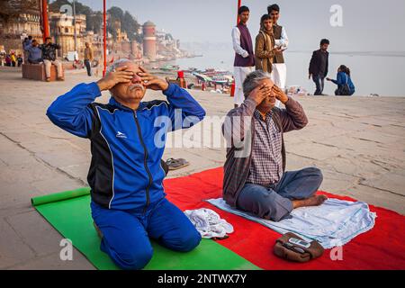 Le yoga, sur Assi Ghat, Gange, Varanasi, Uttar Pradesh, Inde. Banque D'Images