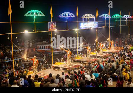 Chaque nuit, toutes les nuits sur puja Dashaswamedh Ghat, Varanasi, Uttar Pradesh, Inde Banque D'Images