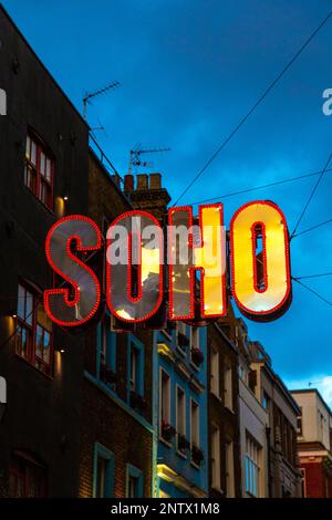 Affiche colorée soho Neon accrochée dans le quartier de Carnaby Street pendant la période de fête, Londres, Angleterre, Royaume-Uni Banque D'Images