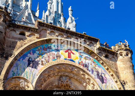 Mosaïque sur l'extérieur de la crypte au Temple du Sacré coeur de Jésus église, Barcelone, Espagne Banque D'Images