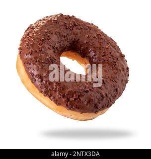 Donut ou donut avec glaçage et praline au chocolat isolé sur le chemin de coupure blanc inclus Banque D'Images