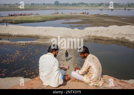 Les pèlerins, dans le ghat de rivière Yamuna, Vrindavan, Mathura, Uttar Pradesh, Inde Banque D'Images