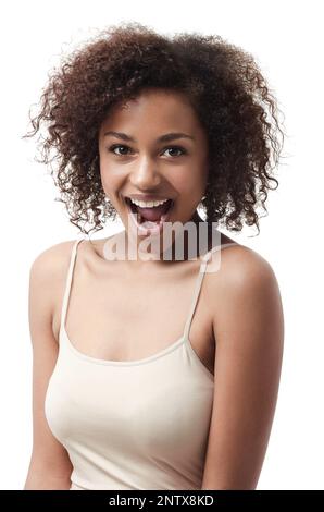 Elle apprécie son look naturel. Portrait d'une belle jeune femme exprimant sa positivité sur un fond blanc. Banque D'Images