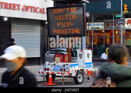 Message « Don't be victime pickpocketing » sur une bande-annonce de la signalisation routière de NYPD lors des célébrations du nouvel an chinois dans le quartier chinois de Manhattan, New York. Banque D'Images