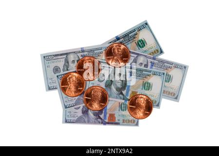 Dollars et cents. Des pennies américaines sur le dessus de la réplique miniature de cent billets de dollars découpe sur un fond blanc pour une utilisation éditoriale, illustrative Banque D'Images