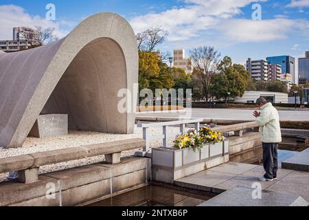 Prier, cénotaphe pour les victimes de la bombe atomique, le parc de la paix, Hiroshima, Japon Banque D'Images