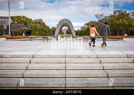 Cénotaphe pour les victimes de la bombe atomique, le parc de la paix, Hiroshima, Japon Banque D'Images