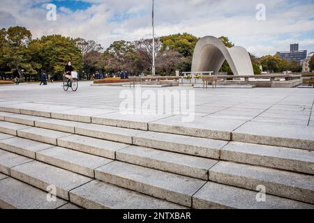 Cénotaphe pour les victimes de la bombe atomique, le parc de la paix, Hiroshima, Japon Banque D'Images
