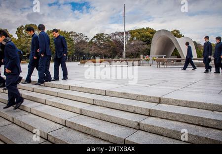 Cénotaphe pour les victimes de la bombe atomique, le parc de la paix, Hiroshima, Japon Banque D'Images