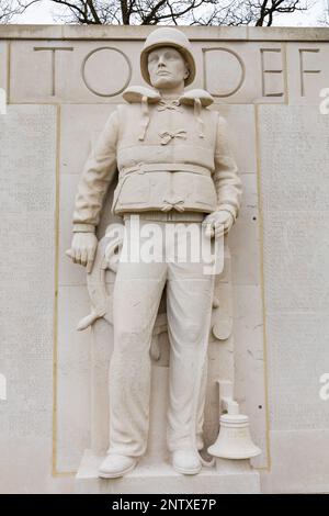 Statue en pierre sculptée d'un garde-côtes de WW2 sur les murs des disparus au cimetière américain et mémorial de Cambridge, Madingley, Cambridgeshire, Engl Banque D'Images