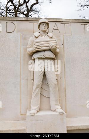 Statue en pierre sculptée d'un marin de la Marine américaine sur les murs des disparus au cimetière américain et mémorial de Cambridge, Madingley, Cambridgeshire, en Banque D'Images