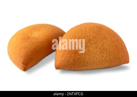 Calzone de panzerotti italien à friture profonde, beignets typiques des Pouilles farcis de tomates et de mozzarella, isolée sur un chemin blanc Banque D'Images