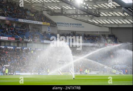 Arrosez le terrain avant le match de la Premier League Brighton et Hove Albion et Fulham Premier League au stade de la communauté American Express de Brighton. Samedi 18th février 2023 Banque D'Images