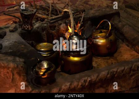 Quelques théières avec thé bédouin, bouilloire sur feu de camp la nuit, Jordanie, Wadi Rum Banque D'Images