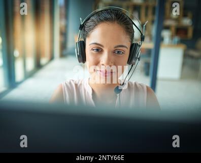 Veuillez maintenir la touche enfoncée pendant que je connecte votre appel. Photo d'une jeune femme travaillant dans un centre d'appels. Banque D'Images