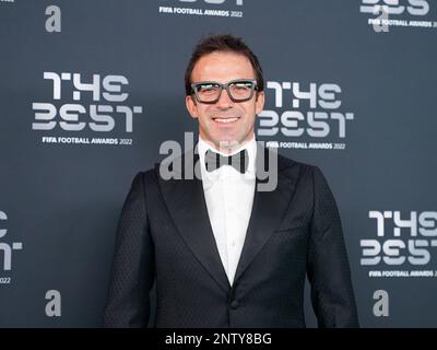 Paris, France. 27th févr. 2023. Paris, France, 27 février 2023: Alessandro Del Piero (ancien joueur de football de Juventus et d'Italie) sur le tapis vert à l'arrivée lors des meilleurs prix FIFA football 2022 à la salle Pleyel à Paris, France. (Daniela Porcelli/SPP) crédit: SPP Sport presse photo. /Alamy Live News Banque D'Images