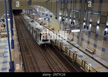 Station de l'Université médicale sur la ligne 3 du métro de Sofia, Bulgarie, train Siemens Inspiro à la plate-forme, montrant les portes de bord de la plate-forme Banque D'Images