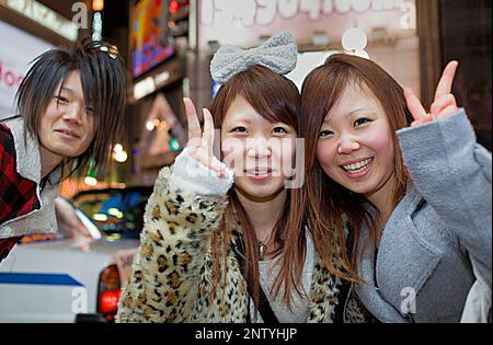 Les Amis à Sapporo Kokusai Dori, quartier des divertissements de Susukino, Sapporo, Hokkaido, Japan Banque D'Images