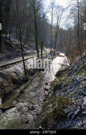 Europe, Luxembourg, Mullerthal, autoroute CR121 dans la vallée de l'Ernz Noire près de la chute d'eau de Schiessentumpel en hiver Banque D'Images