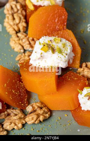 Dessert crémeux à la citrouille. Spécialités sucrées du ramadan turc. Dessert à la citrouille avec sorbet sur fond gris. Vue de dessus Banque D'Images