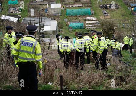 Des équipes de police de recherche à Roedale Valley Allotments, Brighton, où une opération de recherche urgente est en cours pour trouver le bébé disparu de Constance Marten, qui n'a pas eu de soins médicaux depuis sa naissance début janvier. Mme Marten et son partenaire Mark Gordon sont en garde à vue après avoir été arrêtés à Brighton. La paire voyageait en taxi dans le Royaume-Uni depuis que sa voiture a été trouvée en feu sur le M61 à Bolton, dans le Grand Manchester, sur 5 janvier. Date de la photo: Mardi 28 février 2023. Banque D'Images