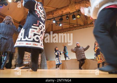 Performance en Ainu Kotan, Akankohan,Musée,Parc National de Akan Hokkaido,Japon, Banque D'Images