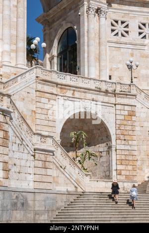 Un détail de Bastioni Saint Remy, un bâtiment datant du début du XX siècle, l'un des points forts du centre historique de Cagliari, Sardaigne, Italie Banque D'Images