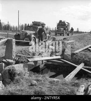 Catastrophe naturelle en 1940s. Au début de l'été 20-23 mai 1944, l'eau de la rivière Torne älv a inondé en raison d'une masse de glace qui a étouffé l'eau 3,5 mètres plus haut que la normale. Les conséquences ont été graves. Sur les terrains environnants, des mètres de glace ont été laissés derrière lorsque l'eau s'est écoulée et a détruit les bâtiments de la ferme et couvrant les champs. La route principale qui vient d'être dégagée de la couverture de glace a été temporairement réparée et un chauffeur de taxi local a montré avec sa main à quelle hauteur l'eau se trouvait à son plus haut niveau d'inondation. Près du village de Korpikylä près de Skogskärr Kristoffersson réf. H121-5 Banque D'Images