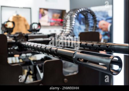 Nuremberg, Allemagne. 28th févr. 2023. Une mitrailleuse est exposée au stand des armes Canik. L'année dernière, le salon de l'application du TAC pour les technologies de sécurité pour les membres des agences de sécurité et les forces armées a déjà rapporté un nombre record de 377 exposants venus de 36 pays. Credit: Daniel Vogl/dpa/Alay Live News Banque D'Images