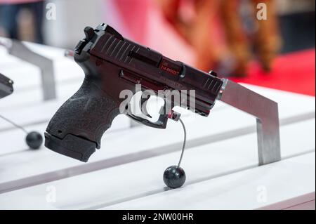 Nuremberg, Allemagne. 28th févr. 2023. Un pistolet P30 est exposé sur le stand Heckler & Koch. L'année dernière, le salon de l'application du TAC pour les technologies de sécurité pour les membres des agences de sécurité et les forces armées a déjà rapporté un nombre record de 377 exposants venus de 36 pays. Credit: Daniel Vogl/dpa/Alay Live News Banque D'Images