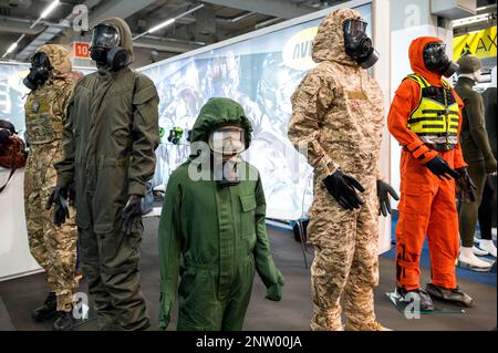 Nuremberg, Allemagne. 28th févr. 2023. Des combinaisons de protection avec respirateurs sont exposées sur le stand de l'entreprise avec. L'année dernière, le salon de l'application du TAC pour les technologies de sécurité pour les membres des agences de sécurité et les forces armées a déjà rapporté un nombre record de 377 exposants venus de 36 pays. Credit: Daniel Vogl/dpa/Alay Live News Banque D'Images