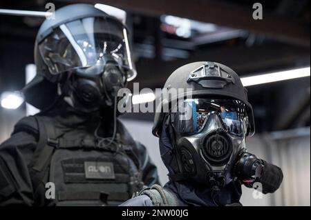 Nuremberg, Allemagne. 28th févr. 2023. Des combinaisons de protection avec respirateurs sont exposées au stand Avon protection. L'année dernière, le salon de l'application du TAC pour les technologies de sécurité pour les membres des agences de sécurité et les forces armées a déjà rapporté un nombre record de 377 exposants venus de 36 pays. Credit: Daniel Vogl/dpa/Alay Live News Banque D'Images