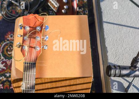 vue de dessus d'une guitare acoustique sur une boîte acoustique flamenco, musique acoustique live. espace de copie, concept de musique, Banque D'Images