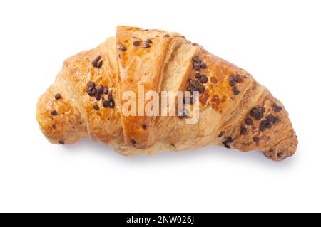 Une photo de studio de croissant aux pépites de chocolat coupée sur fond blanc - John Gollop Banque D'Images