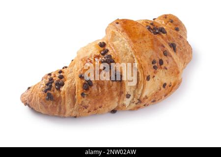 Une photo de studio de croissant aux pépites de chocolat coupée sur fond blanc - John Gollop Banque D'Images