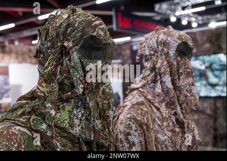 Nuremberg, Allemagne. 28th févr. 2023. Camouflage les costumes de camouflage sont exposés sur le stand de la société Ghoshothood. Le salon de la technologie de sécurité du TAC pour les membres des agences de sécurité et des forces armées a déjà rapporté un nombre record de 377 exposants de 36 pays l'année dernière. Credit: Daniel Vogl/dpa/Alay Live News Banque D'Images