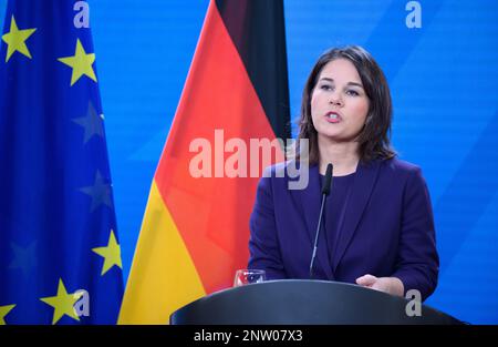 Berlin, Allemagne. 28th févr. 2023. Annalena Baerbock (Bündnis 90/Die Grünen), ministre des Affaires étrangères, prend la parole lors d'une conférence de presse après sa rencontre avec le ministre des Affaires étrangères d'Israël, Cohen, au Bureau fédéral des Affaires étrangères. Credit: Bernd von Jutrczenka/dpa/Alamy Live News Banque D'Images