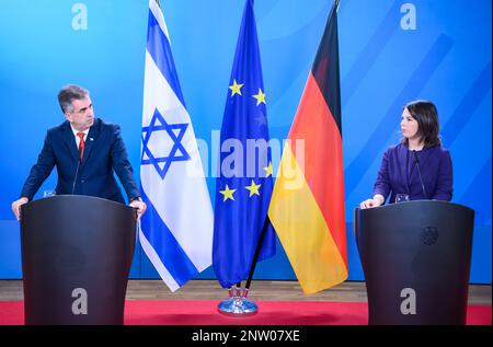 Berlin, Allemagne. 28th févr. 2023. Annalena Baerbock (r, Bündnis 90/Die Grünen), Ministre des Affaires étrangères, et Eli Cohen, Ministre des Affaires étrangères d'Israël, font des remarques lors d'une conférence de presse après leur réunion au Bureau fédéral des Affaires étrangères. Credit: Bernd von Jutrczenka/dpa/Alamy Live News Banque D'Images