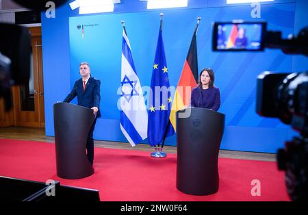 Berlin, Allemagne. 28th févr. 2023. Annalena Baerbock (r, Bündnis 90/Die Grünen), Ministre des Affaires étrangères, et Eli Cohen, Ministre des Affaires étrangères d'Israël, font des remarques lors d'une conférence de presse après leur réunion au Bureau fédéral des Affaires étrangères. Credit: Bernd von Jutrczenka/dpa/Alamy Live News Banque D'Images