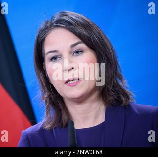 Berlin, Allemagne. 28th févr. 2023. Annalena Baerbock (Bündnis 90/Die Grünen), ministre des Affaires étrangères, prend la parole lors d'une conférence de presse après sa rencontre avec le ministre des Affaires étrangères d'Israël, Cohen, au Bureau fédéral des Affaires étrangères. Credit: Bernd von Jutrczenka/dpa/Alamy Live News Banque D'Images