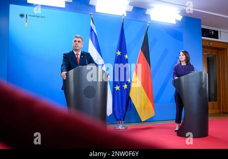 Berlin, Allemagne. 28th févr. 2023. Annalena Baerbock (r, Bündnis 90/Die Grünen), Ministre des Affaires étrangères, et Eli Cohen, Ministre des Affaires étrangères d'Israël, font des remarques lors d'une conférence de presse après leur réunion au Bureau fédéral des Affaires étrangères. Credit: Bernd von Jutrczenka/dpa/Alamy Live News Banque D'Images