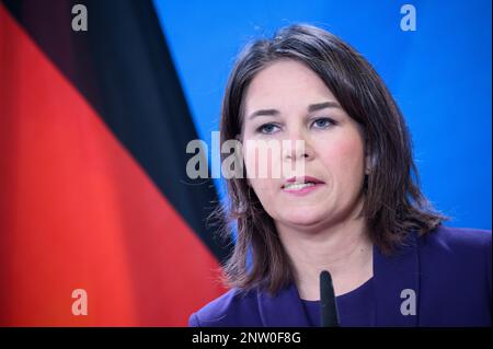 Berlin, Allemagne. 28th févr. 2023. Annalena Baerbock (Bündnis 90/Die Grünen), ministre des Affaires étrangères, prend la parole lors d'une conférence de presse après sa rencontre avec le ministre des Affaires étrangères d'Israël, Cohen, au Bureau fédéral des Affaires étrangères. Credit: Bernd von Jutrczenka/dpa/Alamy Live News Banque D'Images